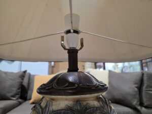 Classical-style ceramic table lamp with metal base and palmette and feather decoration. - 5