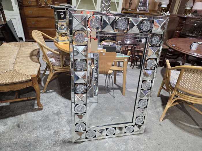 Rectangular wall mirror with geometric mirrored frame