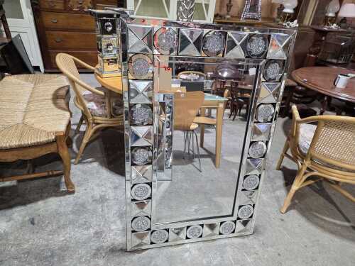 Rectangular wall mirror with geometric mirrored frame