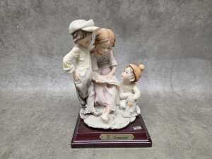 Giuseppe Armani figure of children reading