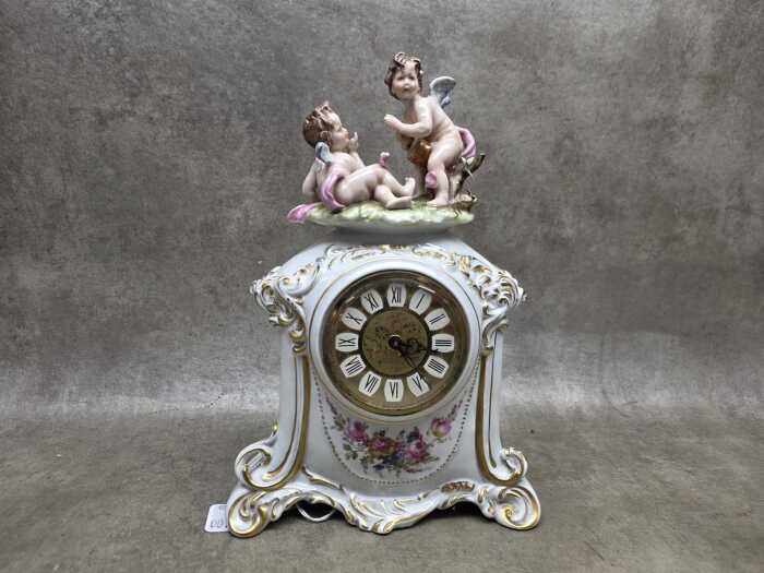 Capodimonte porcelain mantle clock with two cherubs