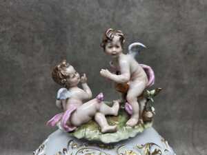 Capodimonte porcelain mantle clock with two cherubs - 2