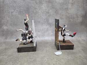 Pair of cast iron VFL bookends - 3