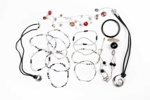 A collection of jewellery in sterling silver