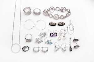 A collection of jewellery in sterling silver
