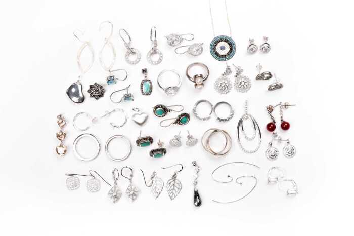 A collection of jewellery in sterling silver