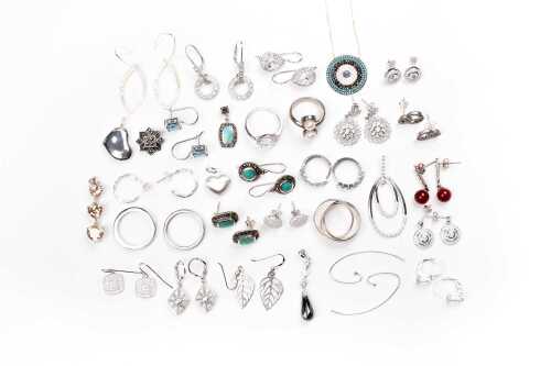 A collection of jewellery in sterling silver