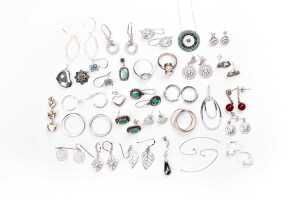A collection of jewellery in sterling silver