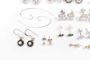 A collection of earrings in sterling silver - 4