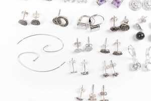 A collection of earrings in sterling silver - 4