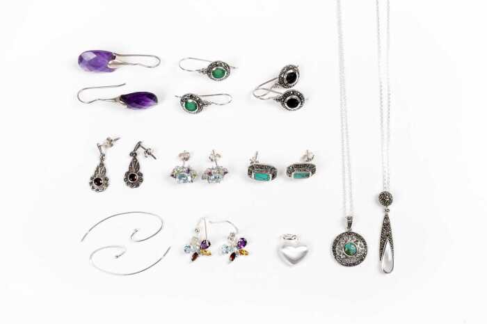A collection of jewellery in sterling silver