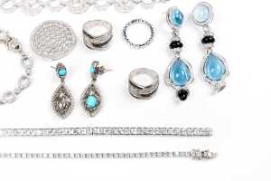 A collection of jewellery in sterling silver - 4