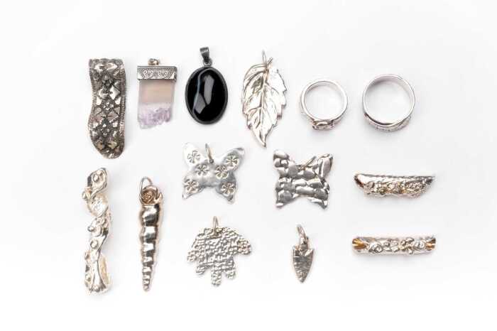 A collection of jewellery in sterling silver