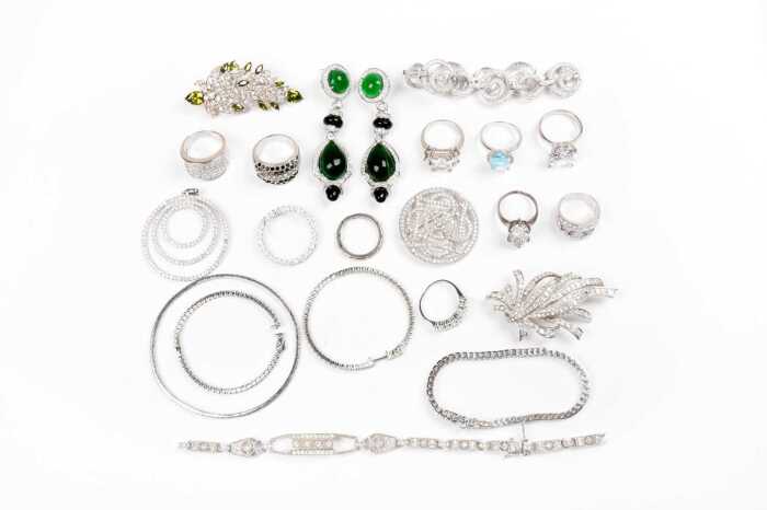 A collection of jewellery in sterling silver