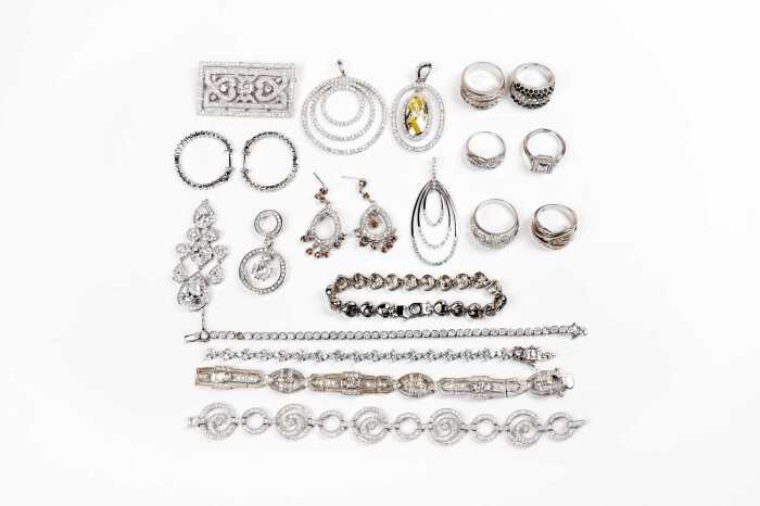 A collection of jewellery in sterling silver
