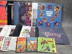 Vinyl records, including 7" singles, including The Beatles - 3