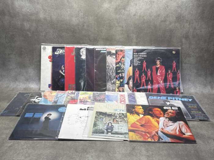 25 vinyl records, mostly Rock and Pop, including Status Quo, Graham Parker