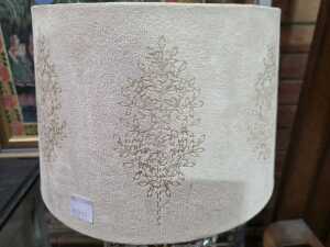 French-style table lamp with crystal pendants and brass base - 3