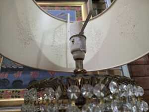 French-style table lamp with crystal pendants and brass base - 4