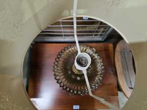 French-style table lamp with crystal pendants and brass base - 5