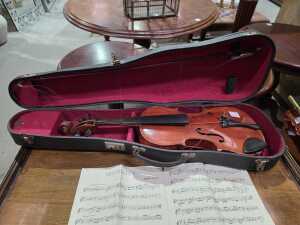 Violin in hard case with bow - 2