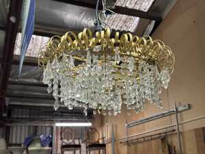 Three crystal-style chandeliers (See pictures) - 3