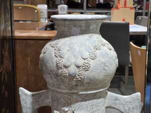 Terra cotta twin-handled garden urn with lizard decoration in high relief - 3