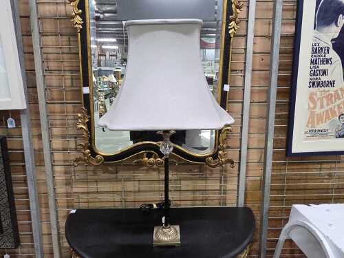Classical-style table lamp with twisted column stem