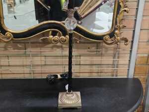 Classical-style table lamp with twisted column stem - 2