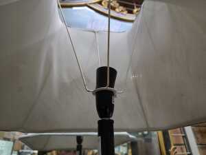 Classical-style table lamp with twisted column stem - 5