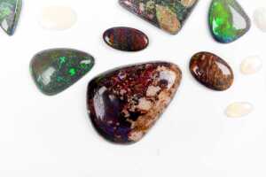 A collection of opals - 4