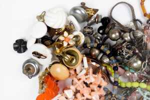 A collection of costume jewellery - 2