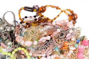 A collection of costume jewellery - 3