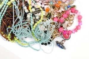 A collection of costume jewellery - 4