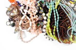 A collection of costume jewellery - 5