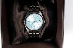 Five fashion watches and display case - 4