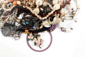 A collection of of costume jewellery - 3