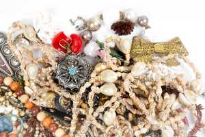 A collection of of costume jewellery - 4