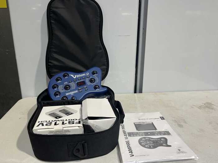 Behringer V-Amp 2 guitar modelling processor with FS112V footswitch and case