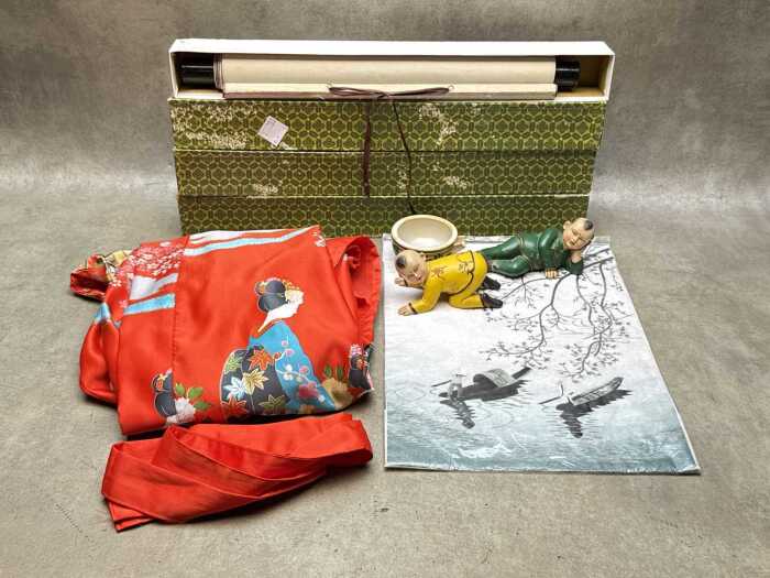 Oriental decorative item, including scrolls