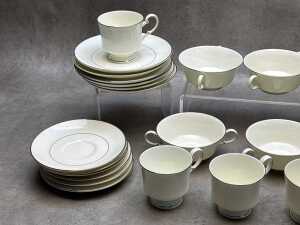 Mikasa 'Bridal Lace' porcelain dinner setting for eight - 2