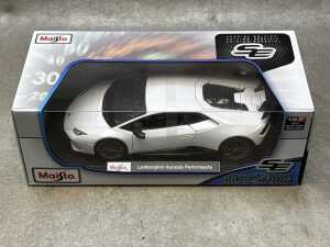 Four Maisto special edition 1:18 scale die-cast - 4