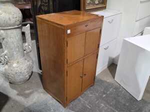 Mid-century silky oak records cabinet (requires a little attention to the door knobs) - 2