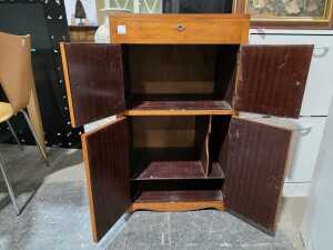 Mid-century silky oak records cabinet (requires a little attention to the door knobs) - 3