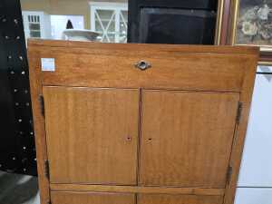 Mid-century silky oak records cabinet (requires a little attention to the door knobs) - 5