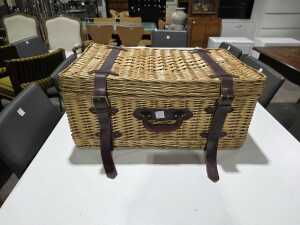 Wicker picnic time picnic set for four in basket hamper with leather straps - 7