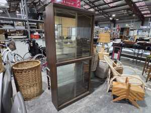 Mid-century display cabinet with glazed sliding doors - 2