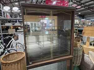 Mid-century display cabinet with glazed sliding doors - 3