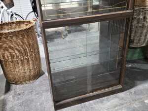 Mid-century display cabinet with glazed sliding doors - 4