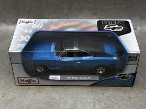Four Maisto special edition 1:18 scale die-cast - 4